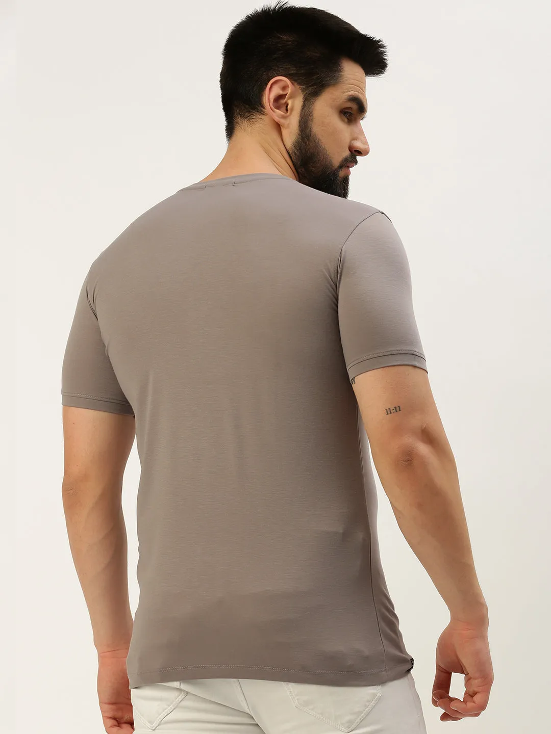 Men Grey Typography Printed Slim Fit T-shirt